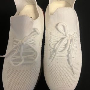 White tennis tennis shoes